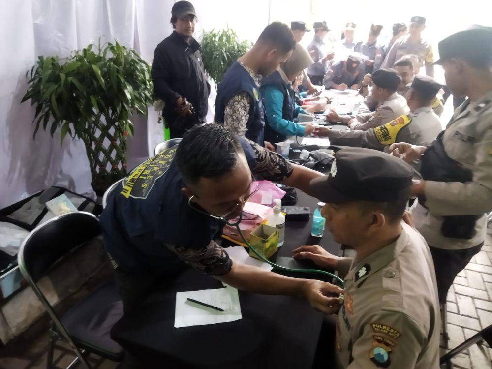 Pemeriksaan kesehatan pada petugas KPPS dan anggota TNI/Polri yang menjaga TPS. (IDN Times/Rizal Adhi Pratama)