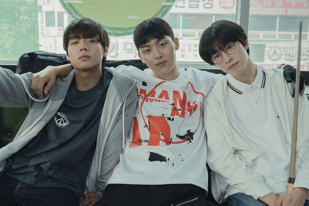 cuplikan Park Ji Hoon, Choi Hyun Wook, dan Hong Kyung di balik layar drakor Weak Hero Class 1 (twitter.com/wavve_official)