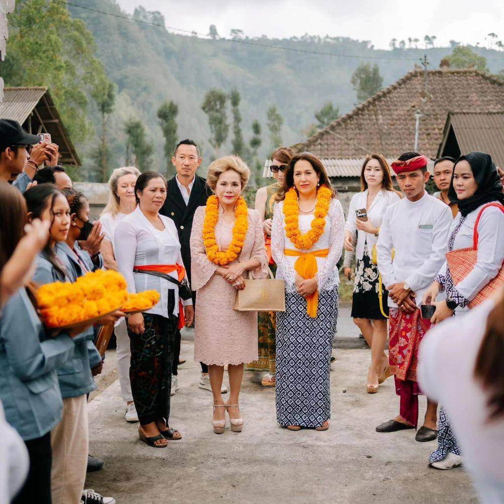 adu gaya Ratna Sari Dewi vs. Kartika (instagram.com/kartikasoekarnofoundation)