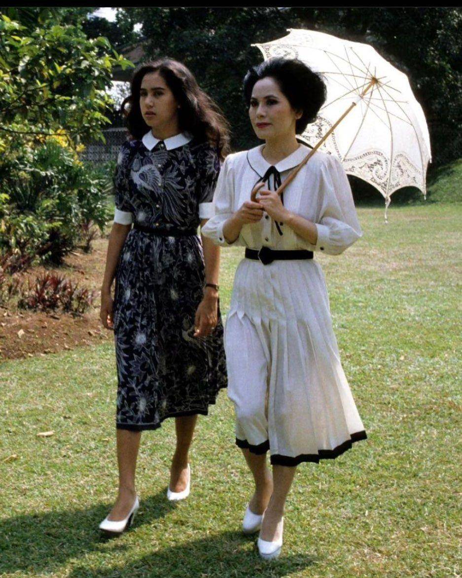 adu gaya Ratna Sari Dewi vs. Kartika (instagram.com/kartikasoekarnofoundation)