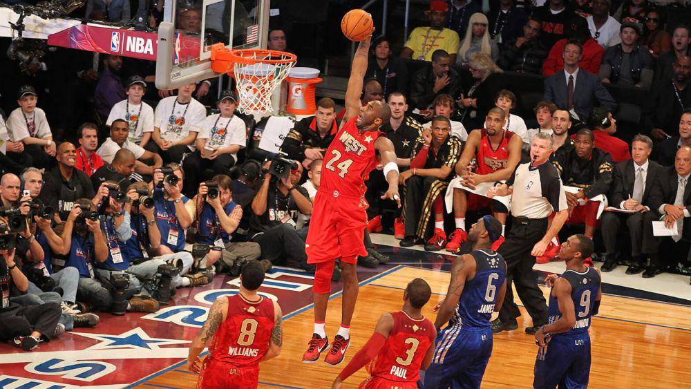 Kobe Bryant (nomor 24) menjadi MVP NBA All Star 2011. (nba.com)