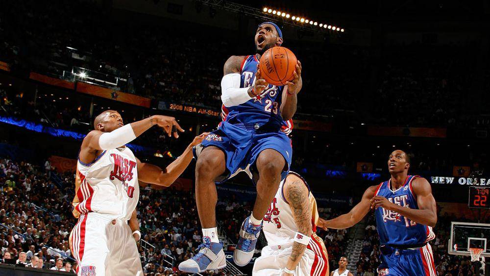 LeBron James (membawa bola) menjadi MVP NBA All Star 2008. (nba.com)