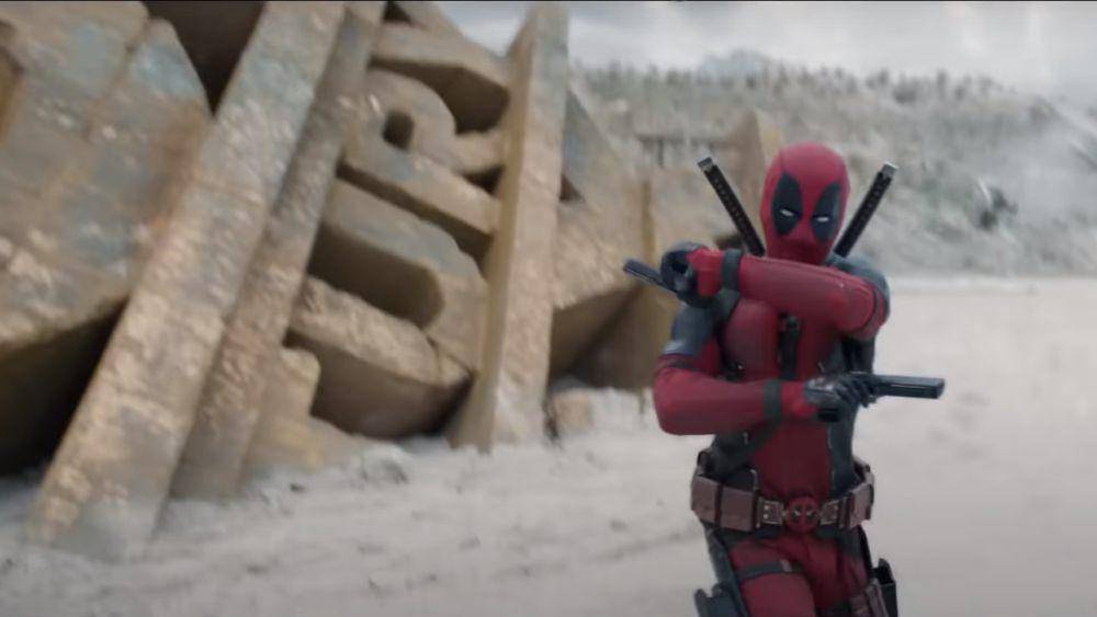 Logo 20th Century Fox terlihat hancur di di latar pertempuran Deadpool. (dok. Marvel Studios/Deadpool & Wolverine)