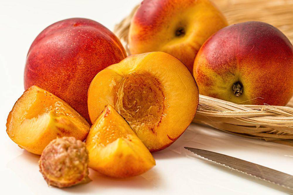 ilustrasi buah persik (pixabay.com/stevepb)