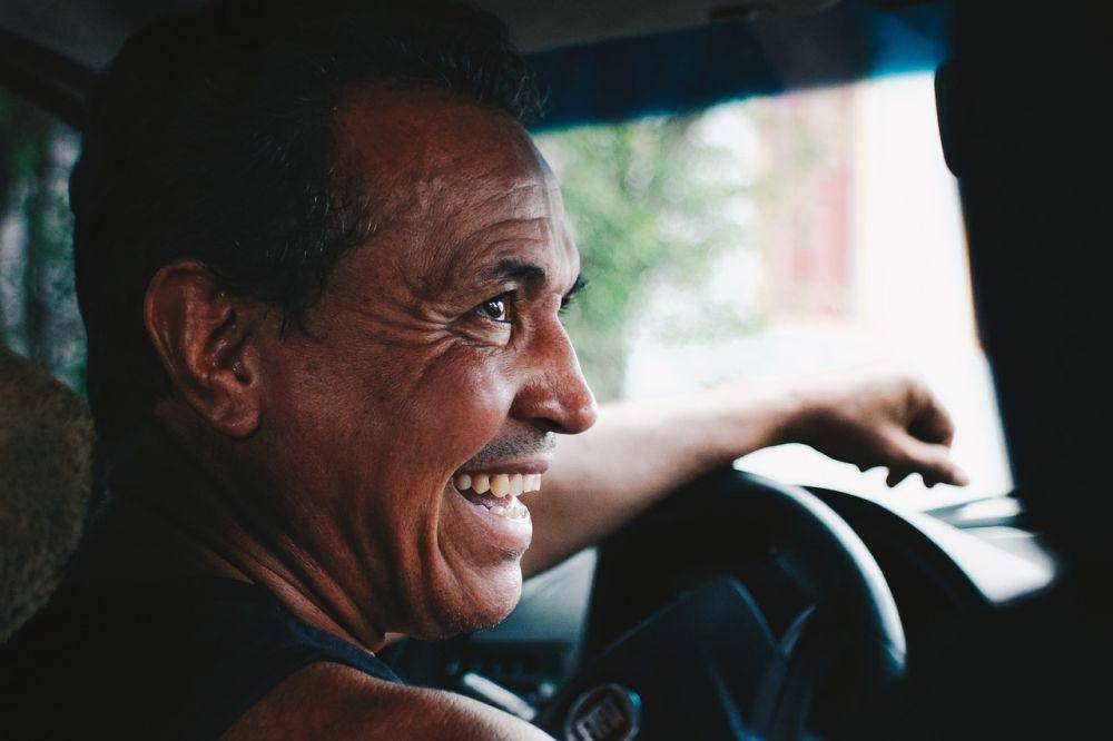 seorang pria sedang tertawa di dalam mobil (pixabay.com/2704056)