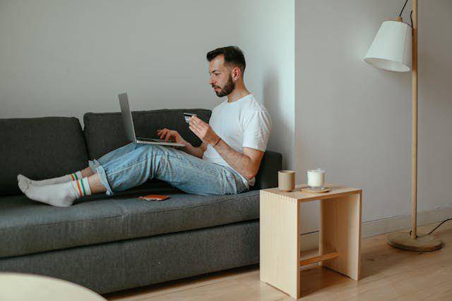 ilustrasi cowok berlangganan layanan digital (pexels.com/Cup of Couple)