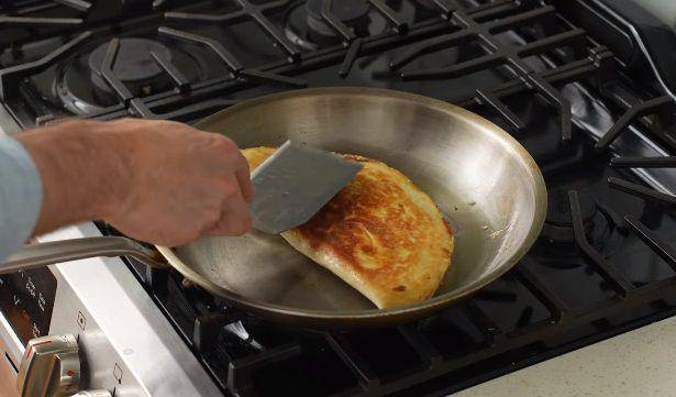 ilustrasi proses membuat quesadilla (youtube.com/Brian Lagerstrom)