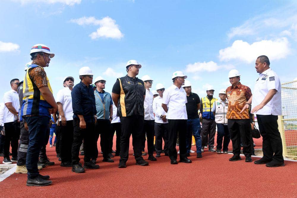 Menko PMK, Muhadjir Effendy, Menpora Dito Ariotedjo, dan Pj Gubernur Sumut Hasanuddin meninjau pembangunan sport center di Desa Sena, Deli Serdang, Jumat (16/2/2024). (Dok. IDN Times)