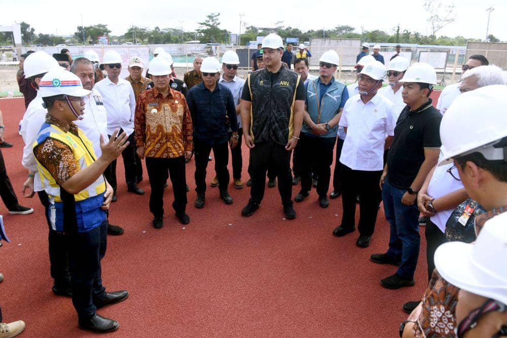 Menko PMK, Muhadjir Effendy, Menpora Dito Ariotedjo, dan Pj Gubernur Sumut Hasanuddin meninjau pembangunan sport center di Desa Sena, Deli Serdang, Jumat (16/2/2024). (Dok. IDN Times)