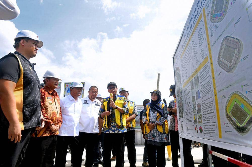 Menko PMK, Muhadjir Effendy, Menpora Dito Ariotedjo, dan Pj Gubernur Sumut Hasanuddin meninjau pembangunan sport center di Desa Sena, Deli Serdang, Jumat (16/2/2024). (Dok. IDN Times)