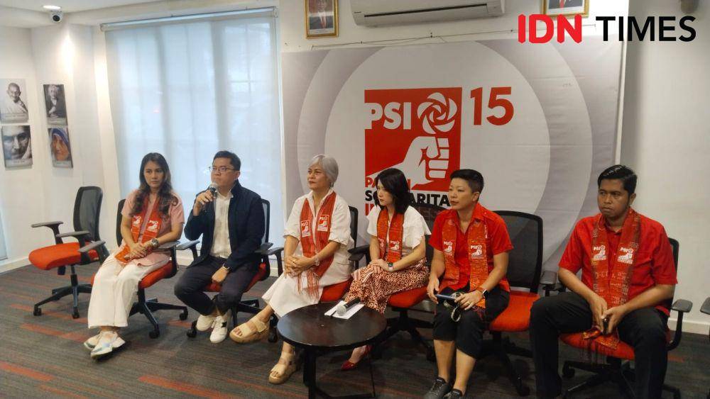 Ketua Umum PSI Kaesang Pangarep beserta Wakil Dewan Pembina PSI Grace Natalie dan Tim Hukum PSI (IDN Times/Iglo Montana)