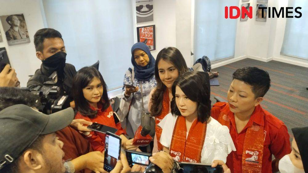 Ketua Umum PSI Kaesang Pangarep beserta Wakil Dewan Pembina PSI Grace Natalie dan Tim Hukum PSI (IDN Times/Iglo Montana)