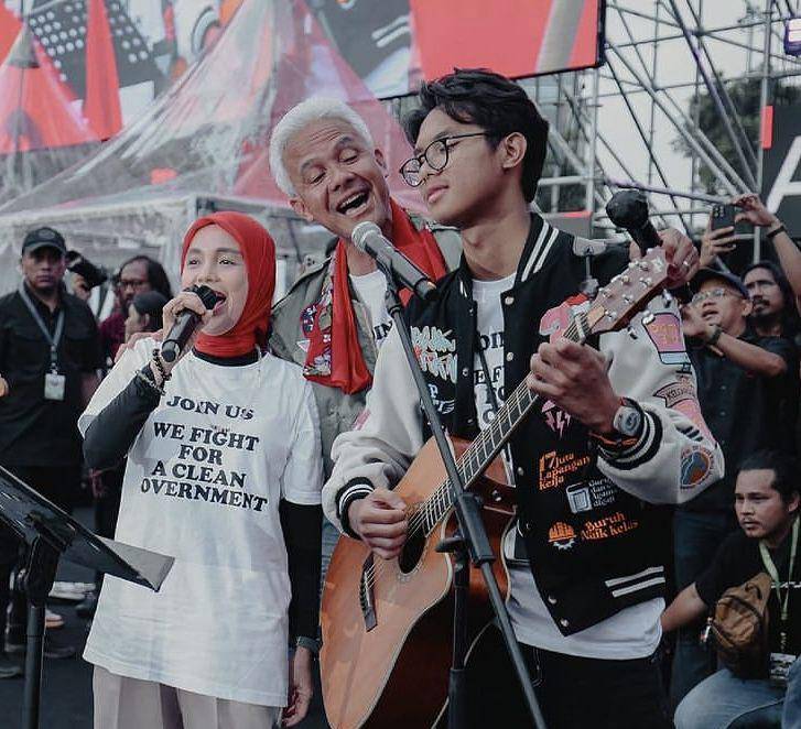 potret dekat Alam Ganjar dan ayahnya (Instagram.com/atikoh.s)