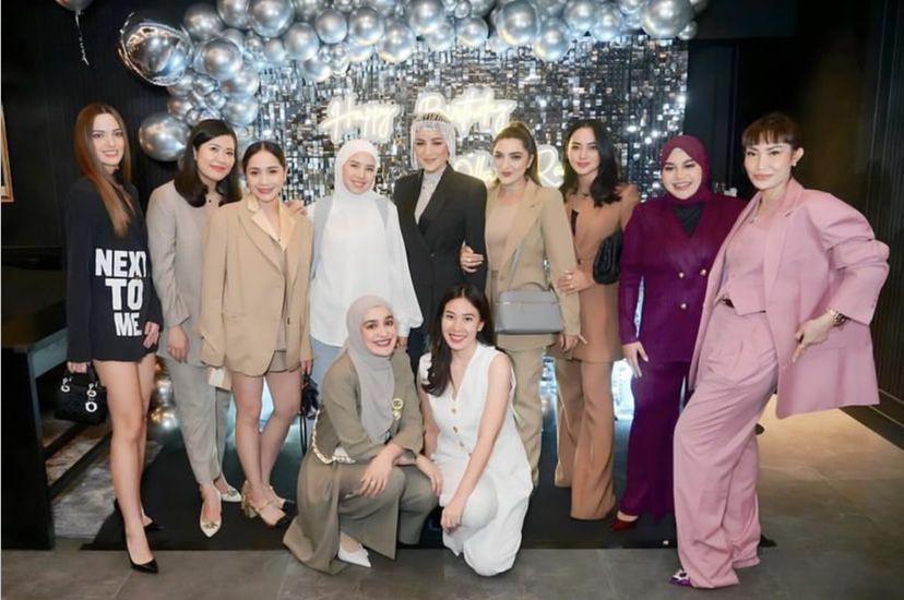 7 Potret Ayu Dewi di Ultah Ke-44 Olla Ramlan, Geng Cendol Kumpul!