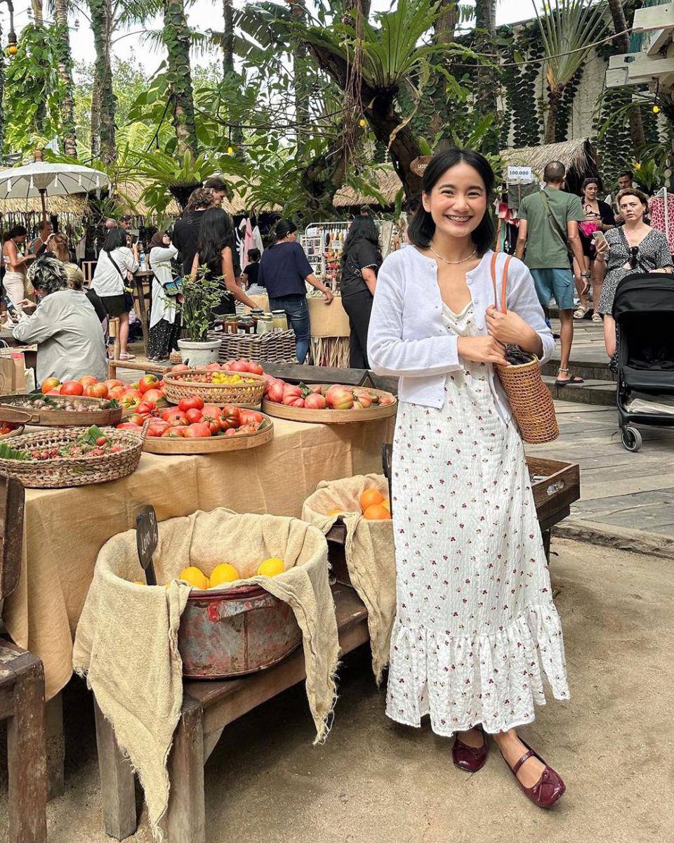 ide padu padan flat shoes merah ala Jesica Ceren (instagram.com/jesicaceren)