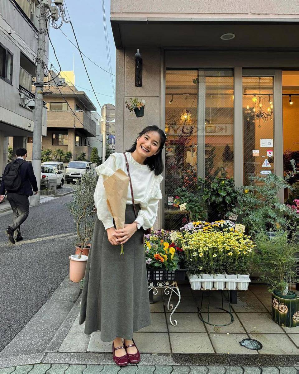 ide padu padan flat shoes merah ala Jesica Ceren (instagram.com/jesicaceren)