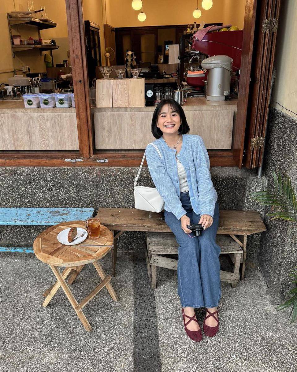 ide padu padan flat shoes merah ala Jesica Ceren (instagram.com/jesicaceren)