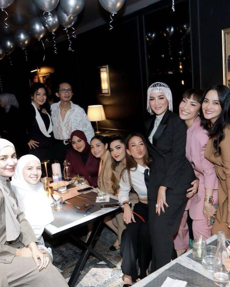 potret Ayu Dewi di ultah ke-44 Olla Ramlan (instagram.com/titi_kamall)