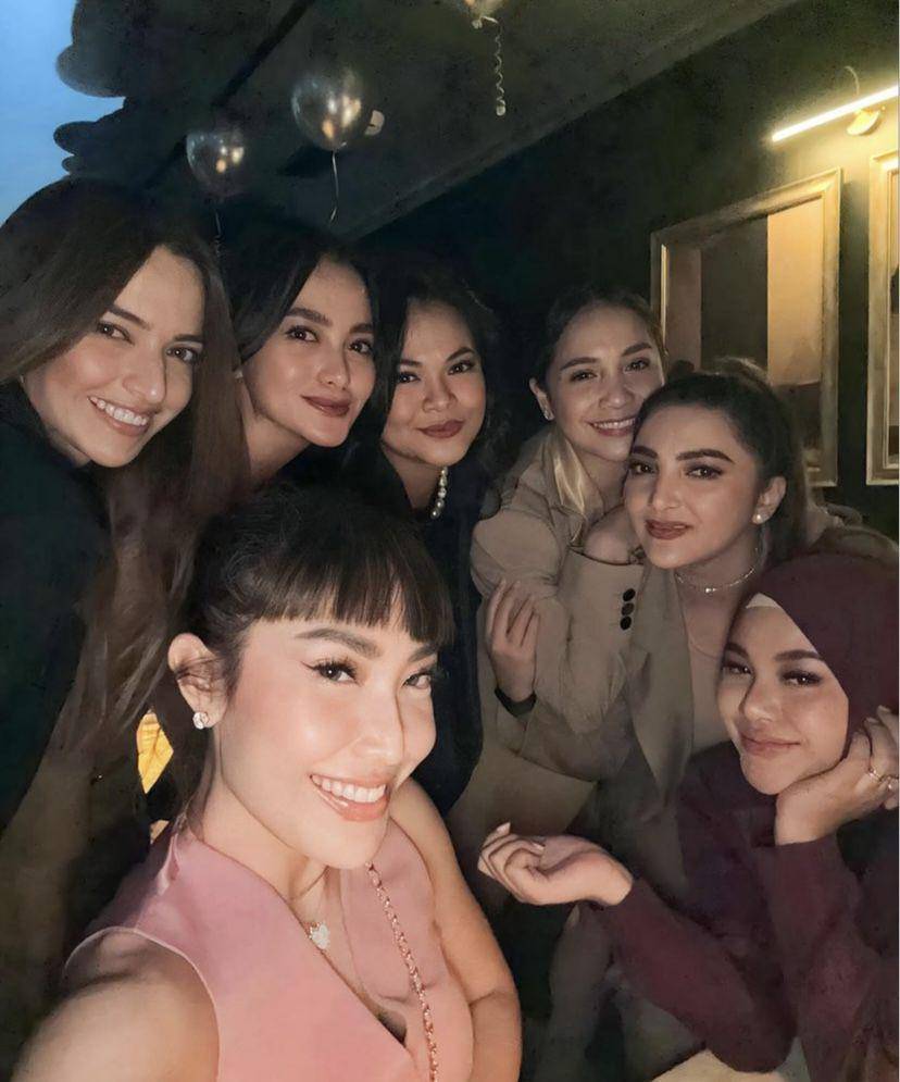 potret Ayu Dewi di ultah ke-44 Olla Ramlan (instagram.com/mrsayudewi)