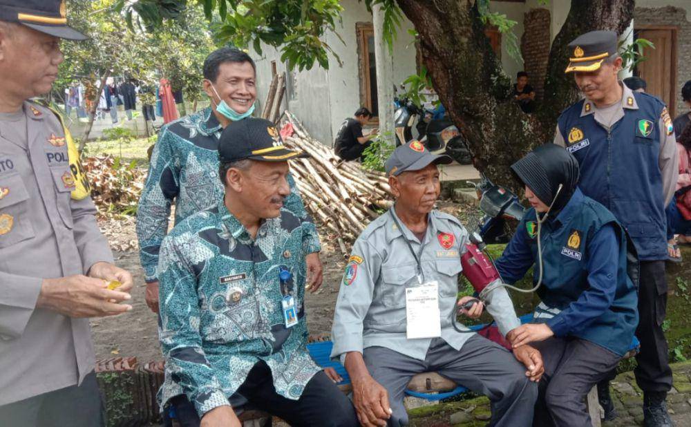 Sidokkes Polres Jombang memeriksa kesehatan petugas pemilu 2024.. IDN Times/Zainul Arifin