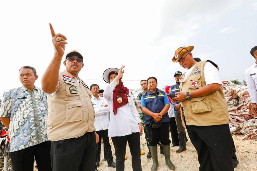 Pj Gubernur Jateng Nana Sudjana saat breafing bersama jajaran terkait untuk atasi banjir Demak-Kudus. (IDN Times/Fariz Fardianto)