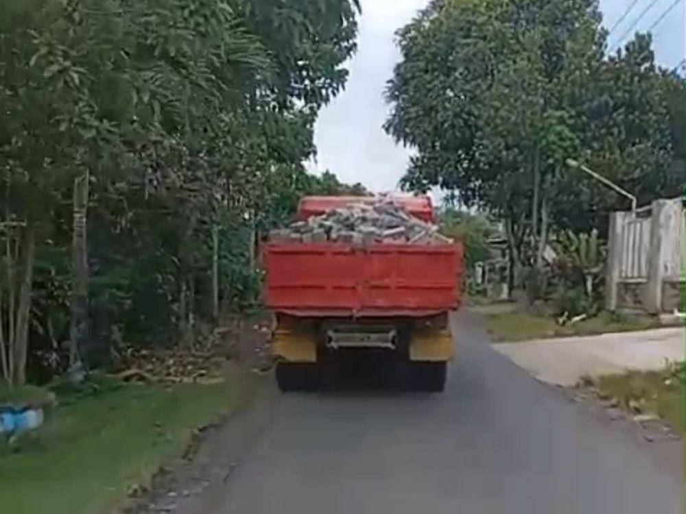 Banyak tumpukan paving diambil kembali setelah coblosan di Banyuwangi. (IDN Times/ Agung Sedana)