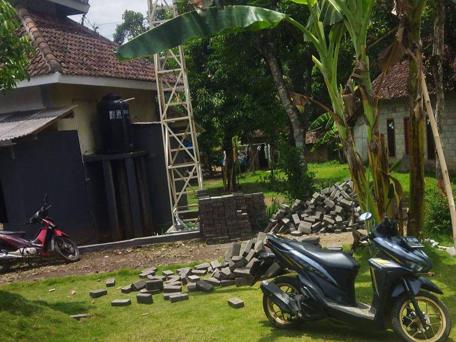 Tumpukan paving diduga jadi alat kampanye di Banyuwangi. (IDN Times/ Agung Sedana)