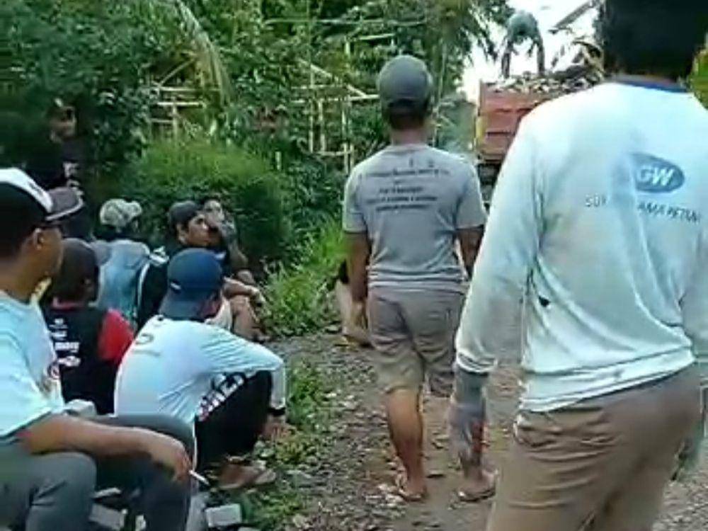Sebelum coblosan ada tumpukan paving, setelahnya diambil kembali. (IDN Times/ Agung Sedana)