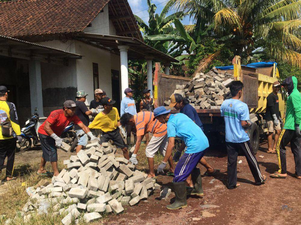 Viral paving diangkut caleg di Banyuwangi. (IDN Times/ Agung Sedana)