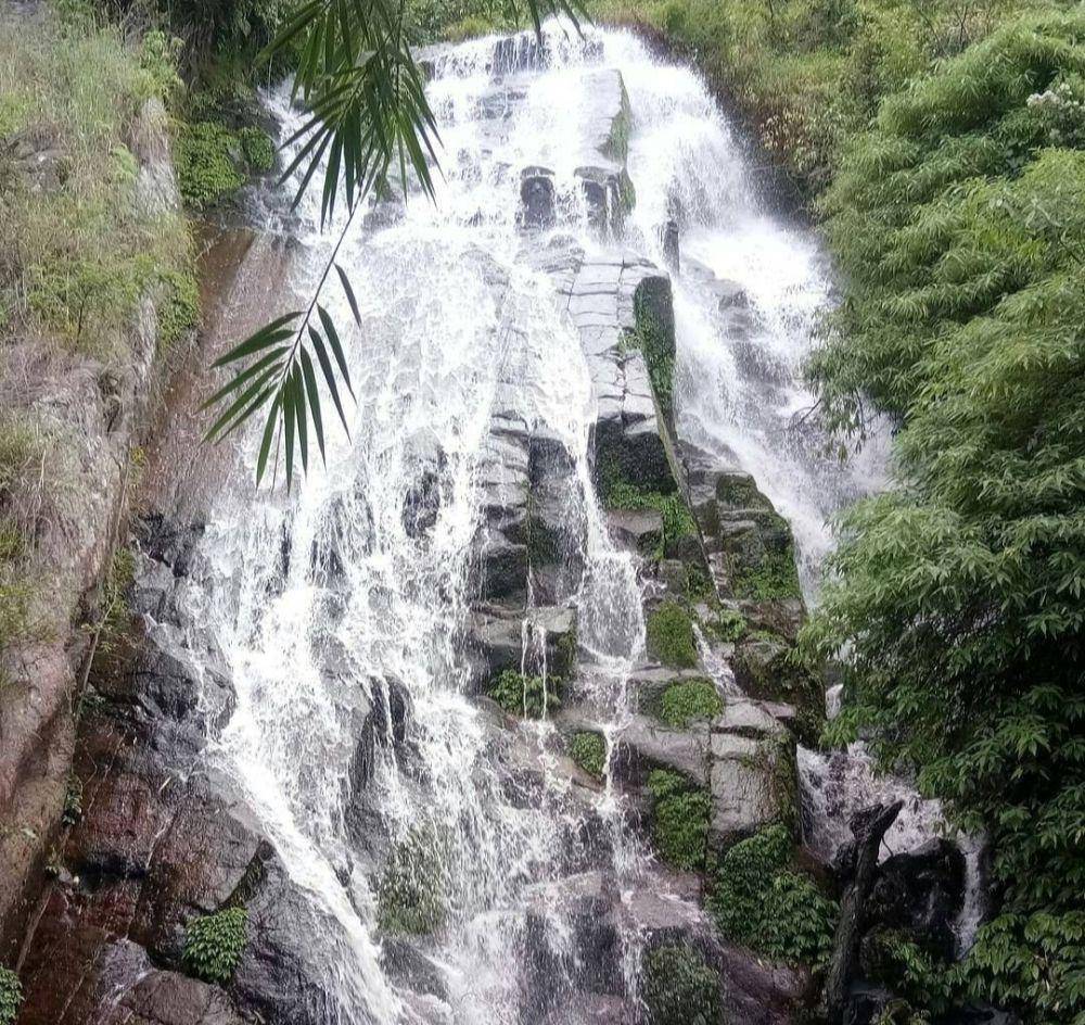 Air terjun Sibottar yang bersisian dengan air terjun Sitapigagan (instagram.com/parsamosir_)
