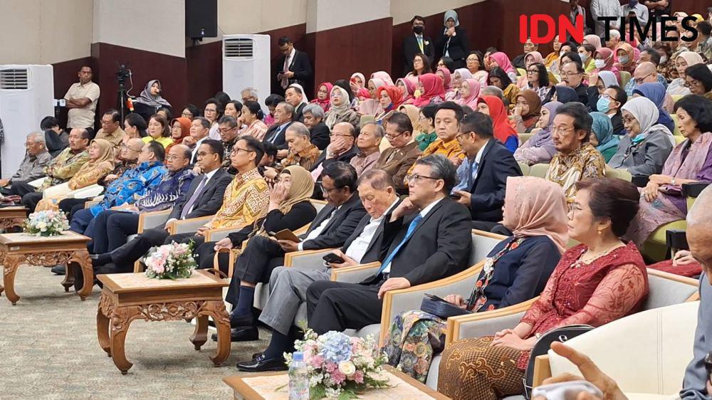 Capres nomor urut satu Anies Baswedan duduk satu barisan dengan cawapres nomor urut tiga, Mahfud MD di Fakultas Kedokteran. (IDN Times/Santi Dewi)