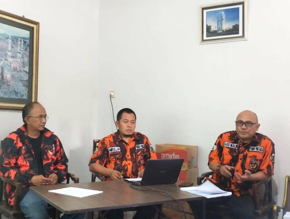 Pemuda Pancasila Jatim saat konferensi pers soal hasil perhitungan suara La Nyalla, Sabtu (17/2/2024). (IDN Times/Khusnul Hasana)