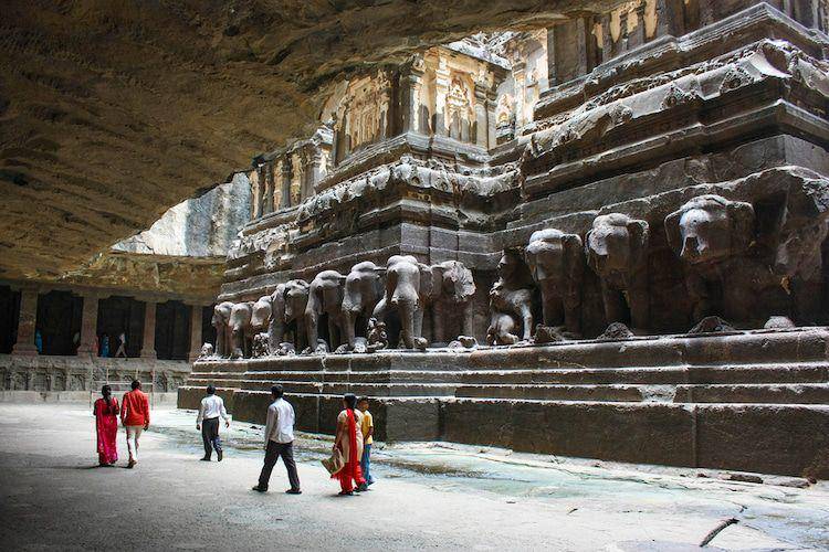 Kuil Kailasa menjadi salah satu pusat keagamaan di India (shutterstock.com/Mister Stock)