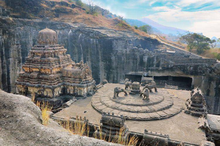 Kuil Kailasa dibangun sekitar abad ke-8 (shutterstock.com/Lana Kray)
