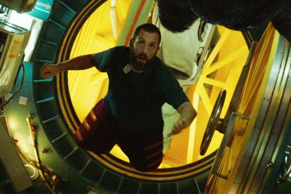 Adam Sandler dalam film Spaceman (dok. Netflix/Spaceman)