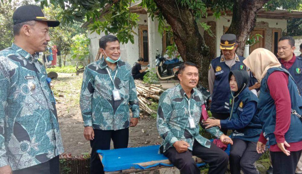 Sidokkes Polres Jombang memeriksa kesehatan petugas pemilu 2024. IDN Times/Dok.Zainul Arifin