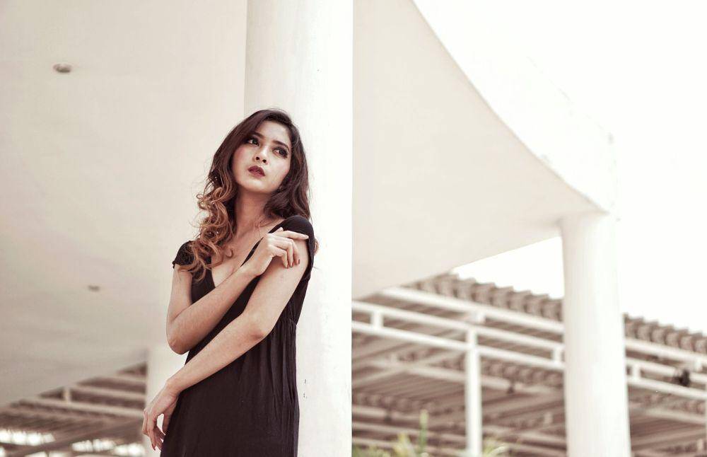 ilustrasi seorang gadis sedang melamun (pexels.com/Afta Putta Gunawan)