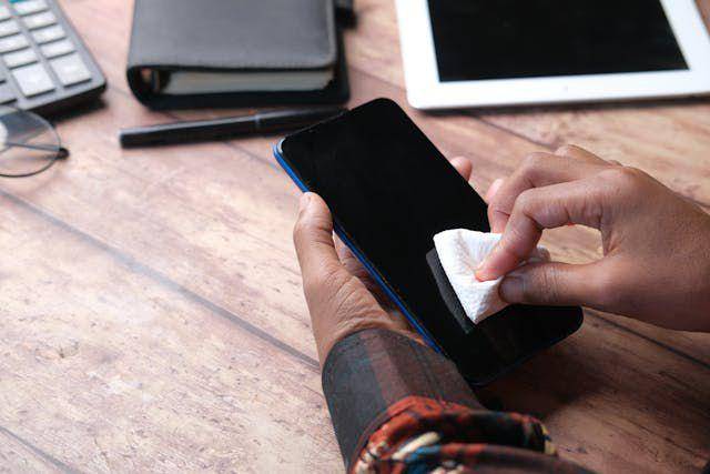 ilustrasi cowok merawat gadget (pexels.com/Towfiqu barbhuiya)