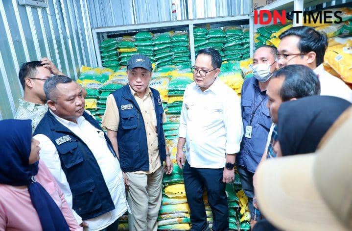 PJ Gubernur Jatim, Adhy Karyono saat memantau stok dan harga beras di pasar, Sabtu (17/2/2024). (IDN Times/Khusnul Hasana)