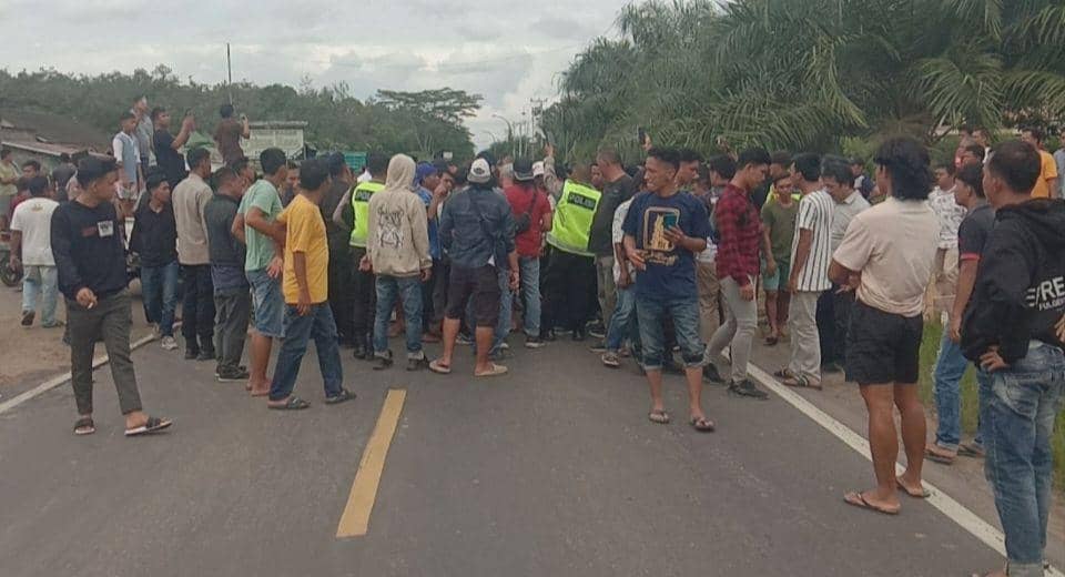 (Warga tiga desa di Muratara saat memblokir Jalinsum) IDN Times/istimewa