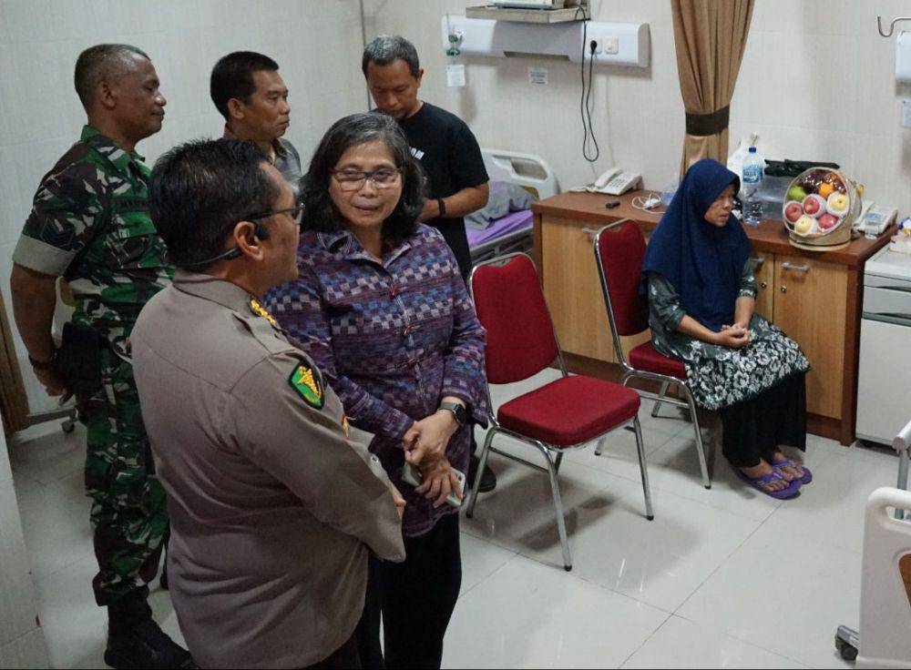 Pj Wali Kota Kediri Zanariah saat menjenguk petugas pemilu yang dirawat. IDN Times/ istimewa