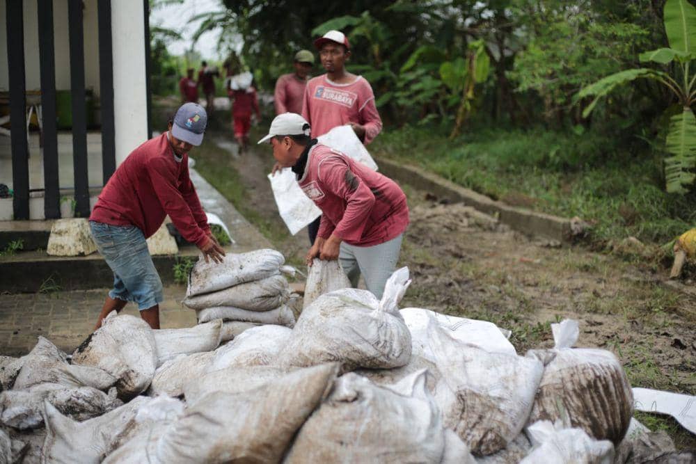 Sebut Gresik Biang Banjir Surabaya Barat, Eri Bikin Tanggul dan Bozem