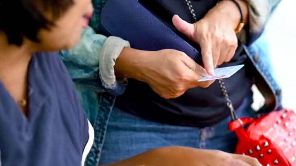 Salah satu transaksi reparasi KTP. (youtube.com/asumsi)