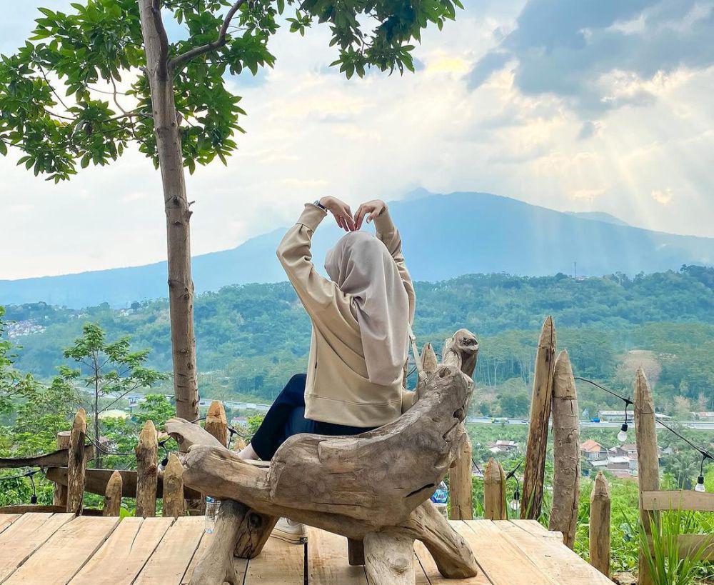 9 Daya Tarik Pinusia Park Ungaran, Taman dengan View Gunung