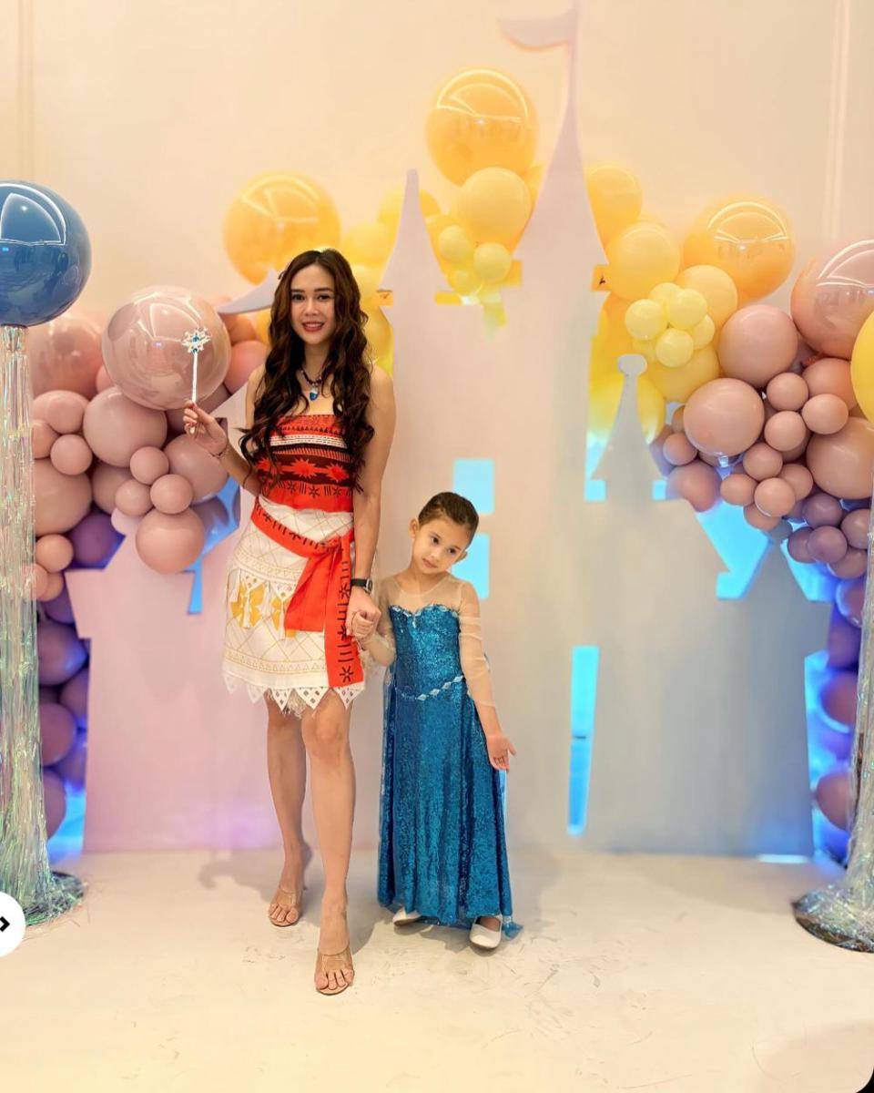 potret Aura Kasih dan anak di pesta ulang tahun Claire Herbowo (instagram.com/aurakasih)
