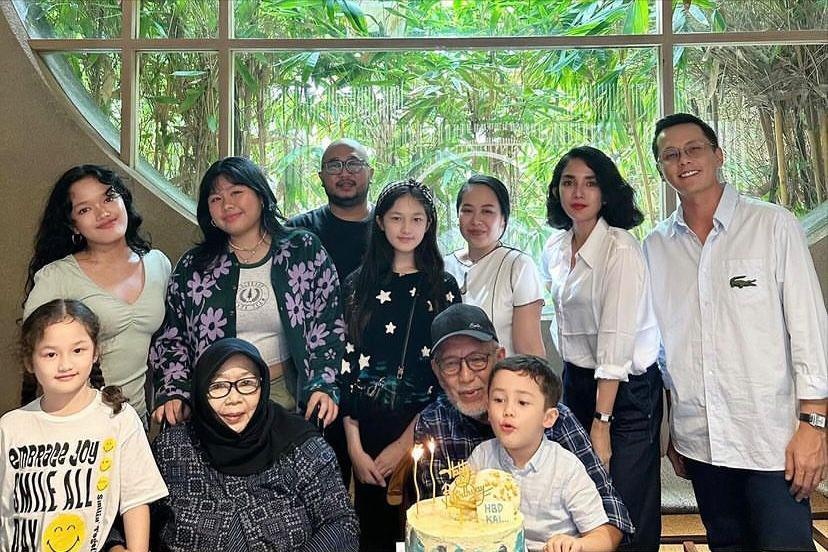 7 Momen Ultah Ayah Ussy Sulistiawaty, Kumpul bareng Keluarga Besar!