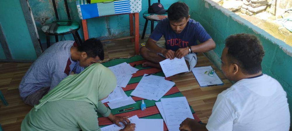 Petugas KPPS pada TPS 023, menyortir undangan pencoblosan untuk dibagikan ke pemilih.(IDN Times/Dok pribadi)