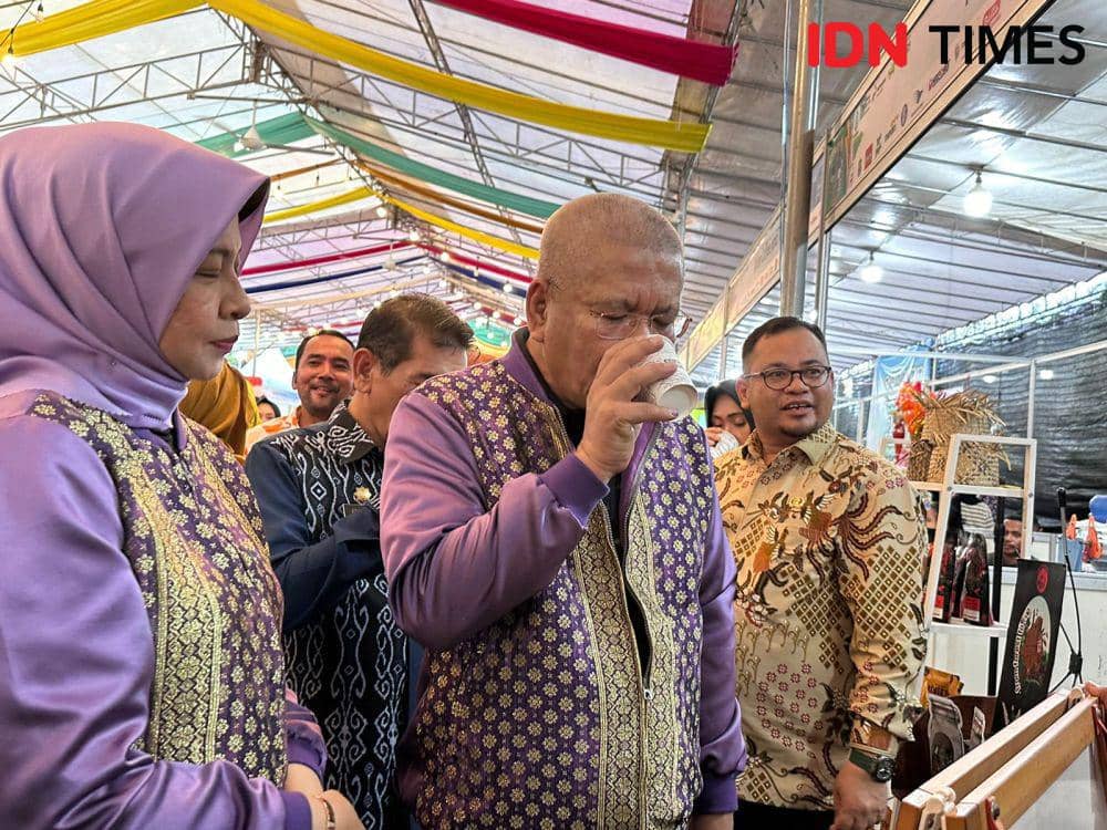Pj Gubernur Kalbar mencicipi kopi khas Kalbar. (IDN Times/Teri).