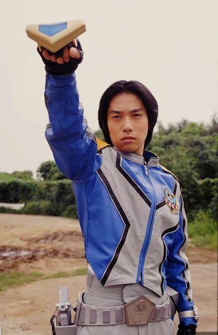 Gamu Takayama menggunakan Esplender (dok. Tsuburaya/Ultraman Gaia)