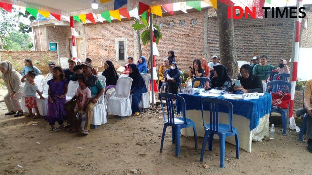 Pemungutan Suara Ulang (PSU) Pemilu 2024 di Tempat Pemungutan Suara (TPS) 19 RT 012 LK 01 Kelurahan Way Kandis, Kecamatan Tanjung Senang, Bandar Lampung digelar, Minggu (18/2/2024). (IDN Times/Martin L Tobing).